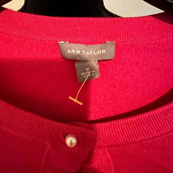 Ann Taylor Pink Button Down Shirt with Pearl. Size Medium. Like new. - Picture 4 of 9